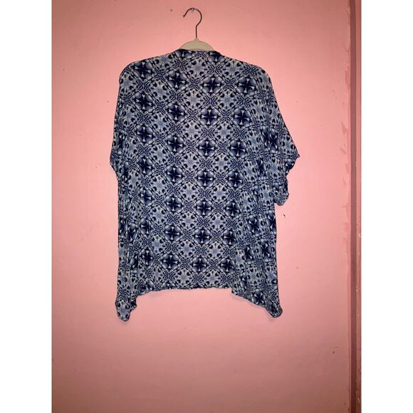 Studio 36 blue and white kimono one size could fit at least a 2X - Picture 5 of 5